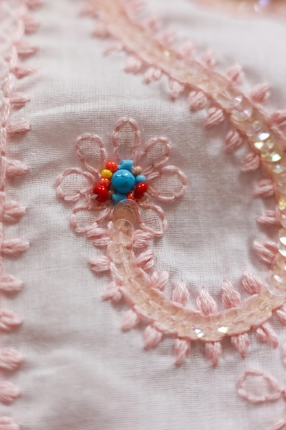 haftowane tkaniny w pastelowych kolorach