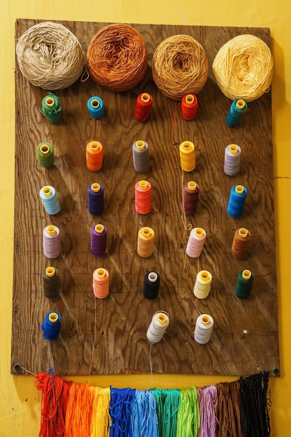 zbiór próbek haftów i nici